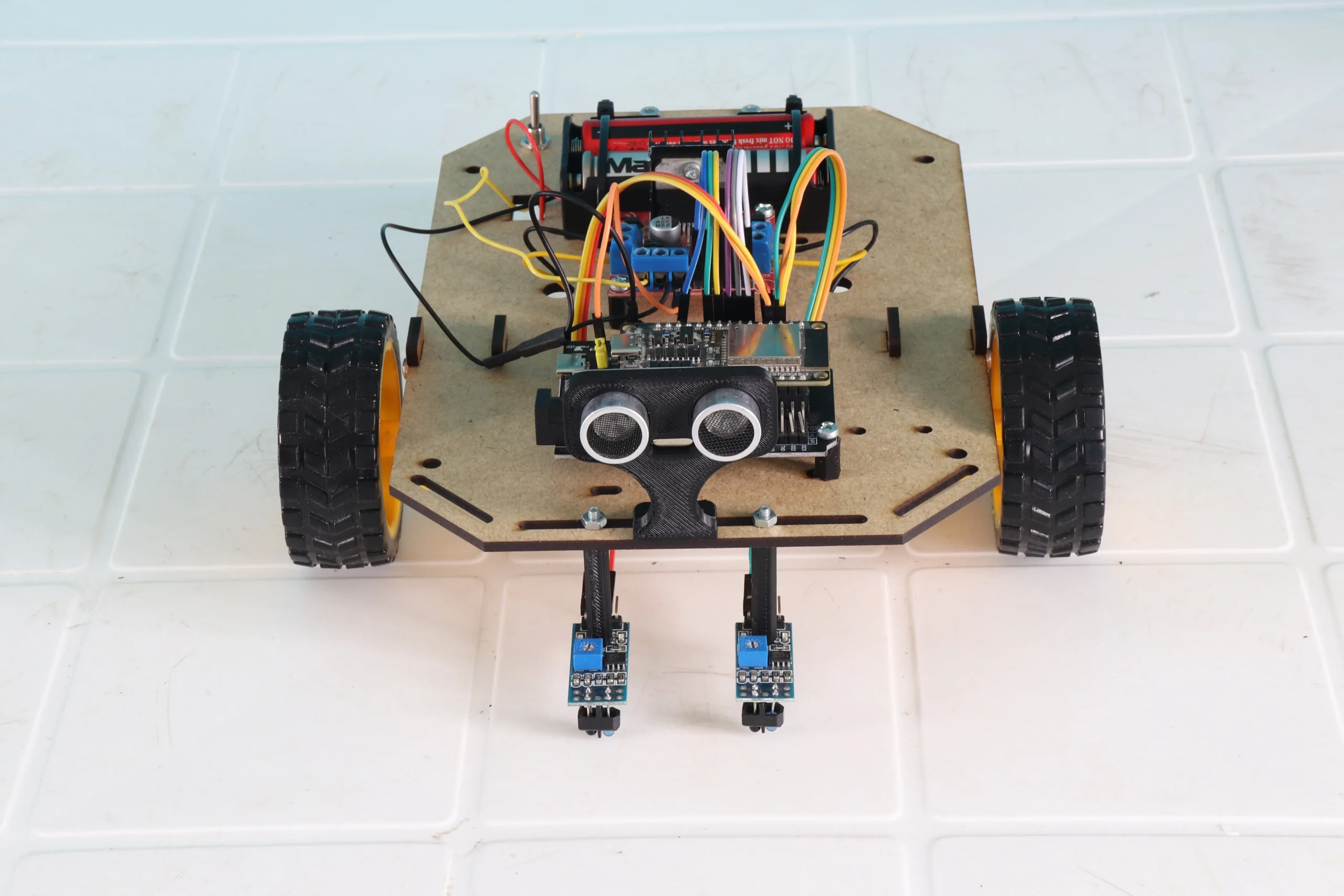 Robot móvil con ESP32 realizando evasión de obstáculos con sensores