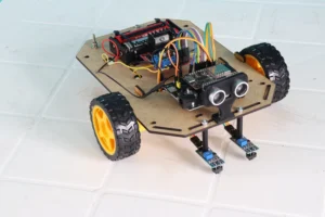 Robot seguidor de línea con ESP32 incluido en kit de robótica educativa