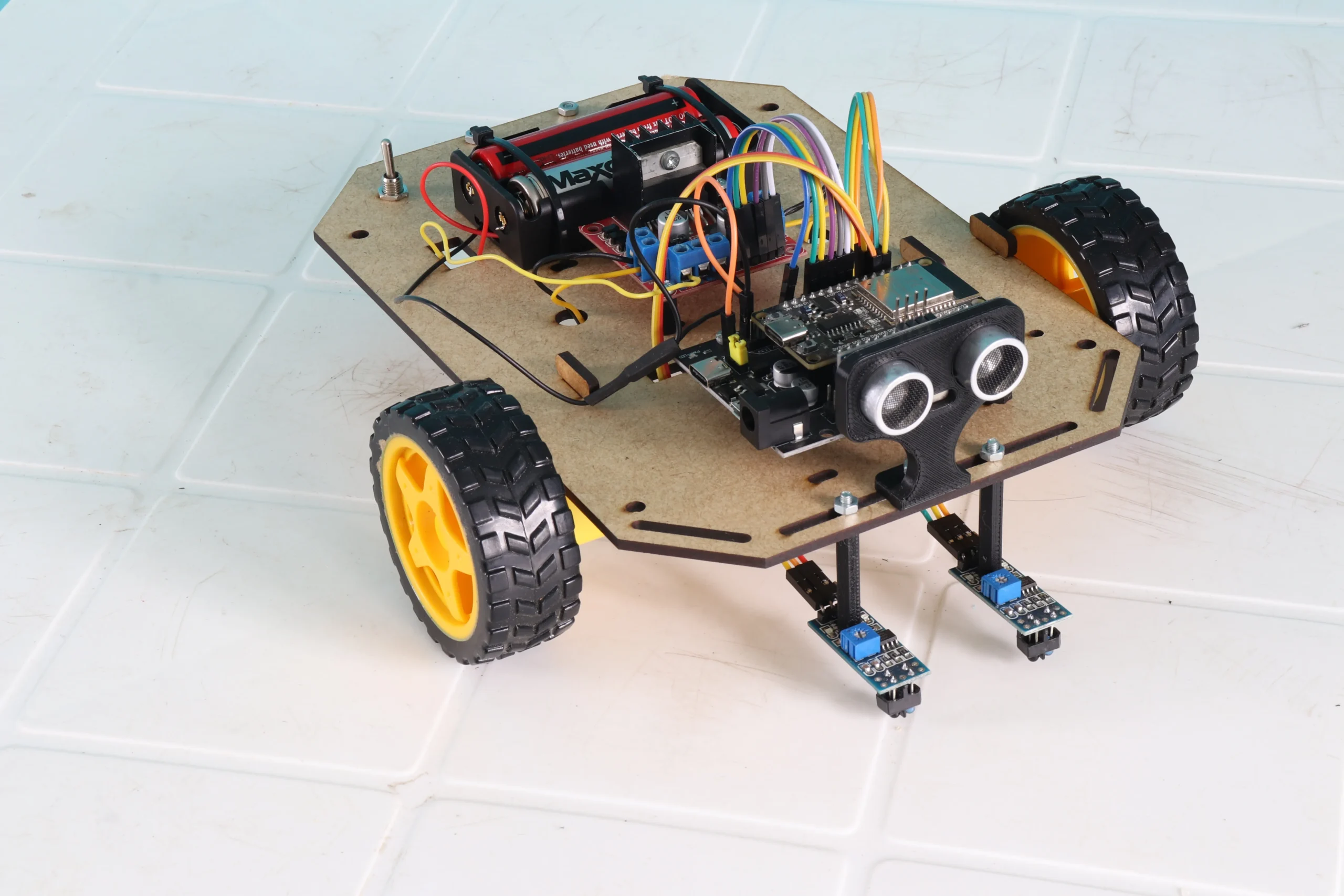 Robot seguidor de línea con ESP32 incluido en kit de robótica educativa