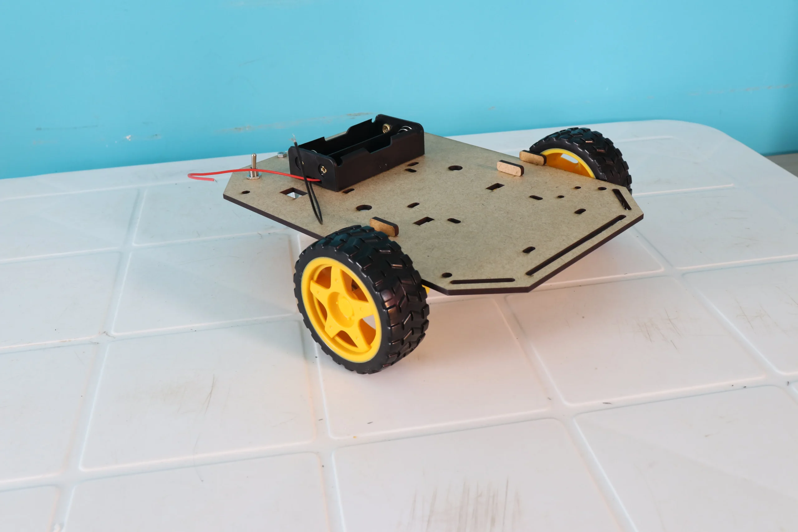 chasis robot arduino 2WD armado con motores y ruedas